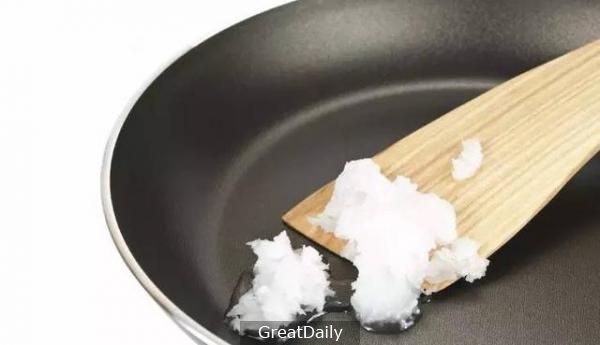 描述: 她滴了幾滴「這個」在頭髮上後，「乾燥」、「落髮」還是「白髮」在幾天後就解決了！