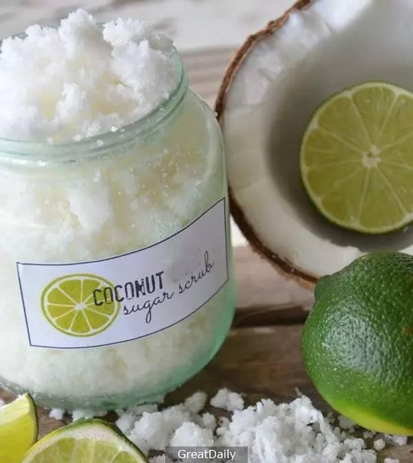 描述: 她滴了幾滴「這個」在頭髮上後，「乾燥」、「落髮」還是「白髮」在幾天後就解決了！