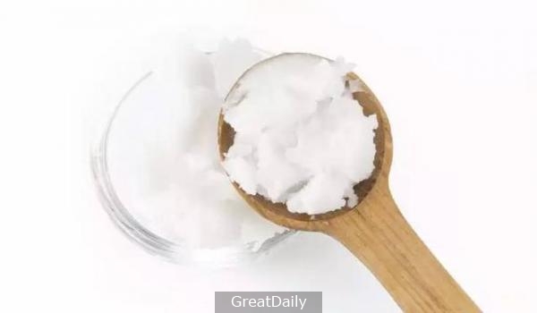 描述: 她滴了幾滴「這個」在頭髮上後，「乾燥」、「落髮」還是「白髮」在幾天後就解決了！