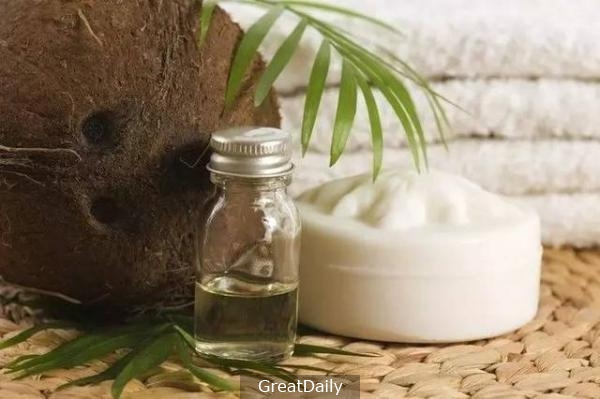 描述: 她滴了幾滴「這個」在頭髮上後，「乾燥」、「落髮」還是「白髮」在幾天後就解決了！