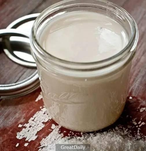 描述: 她滴了幾滴「這個」在頭髮上後，「乾燥」、「落髮」還是「白髮」在幾天後就解決了！